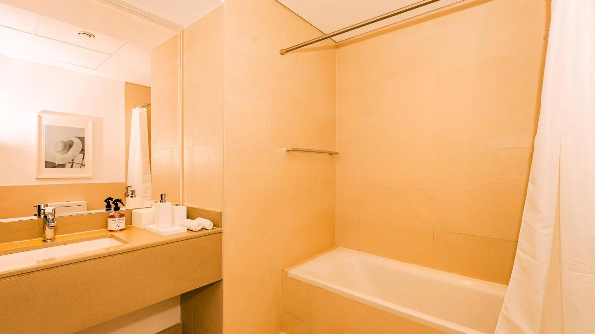 Apartment Elegant 2-Bedroom Home With Sofa Bed Abu Dhabi